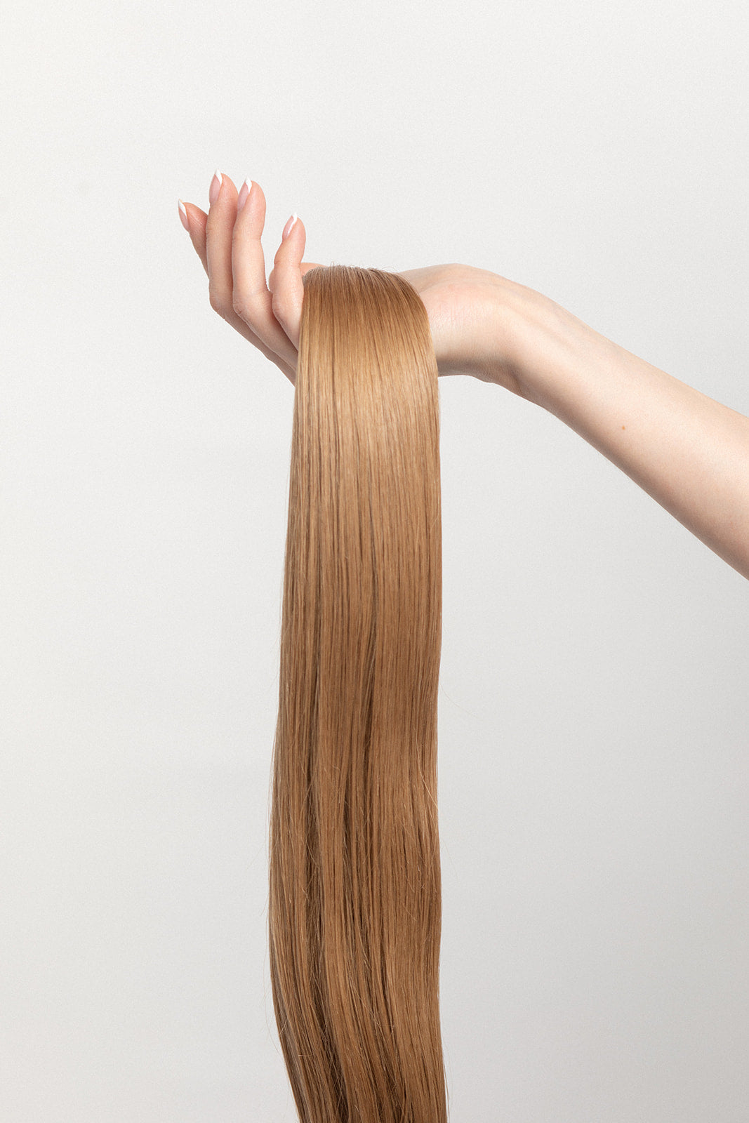 Sand is our darkest blonde with cool reflections. Wear it on its own or to perfectly compliment any highlight. Stylist lingo: Natural/beige level 8 Harloc Tape-In Extensions are made from ethically sourced, premium, Remy Slavic Hair. These reusable hair extensions can be used to add length, volume, chemical-free colour, or to correct or enhance a haircut. Available in 16 beautiful shades. Combine multiple colours to create a custom colour blend and perfect match.