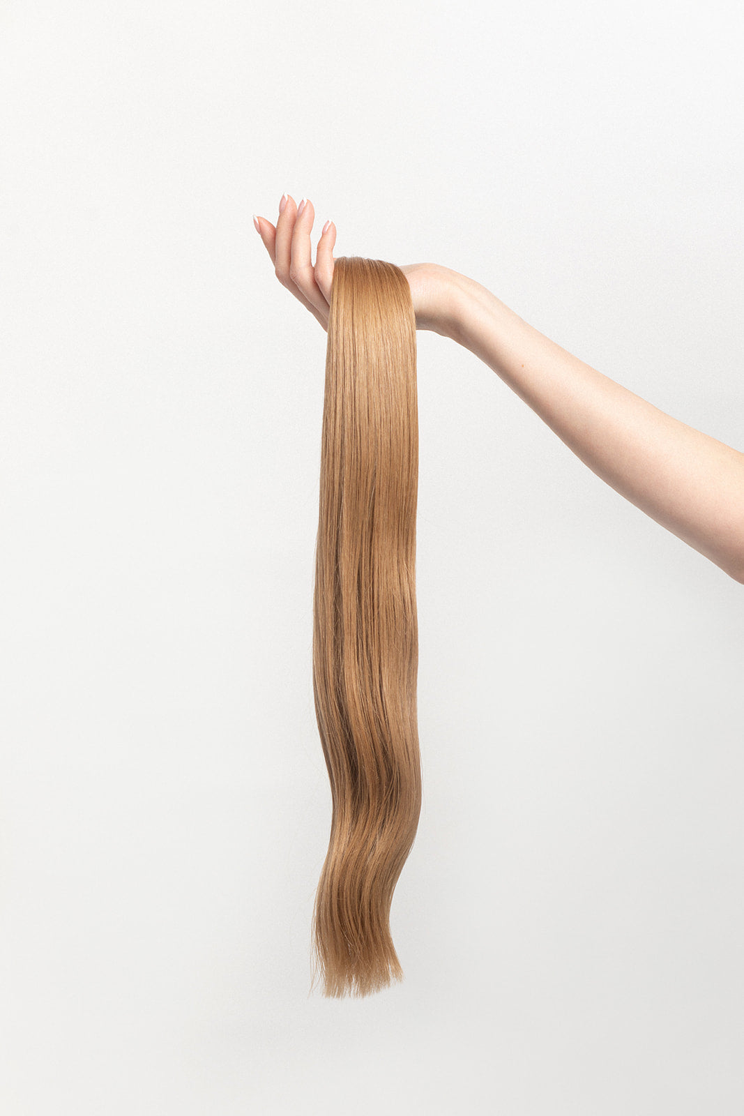 Sand is our darkest blonde with cool reflections. Stylist lingo: Natural/beige level 8 The Harloc Ponytail Extension is our clip-in ponytail that is made from ethically sourced, Remy Slavic hair. It is a quick way to instantly add length and volume to your ponytail and it comes in two lengths, 18-20” and 20-24”. It comes with a velcro base and clip to secure the ponytail. Available in 10 of our beautiful shades.