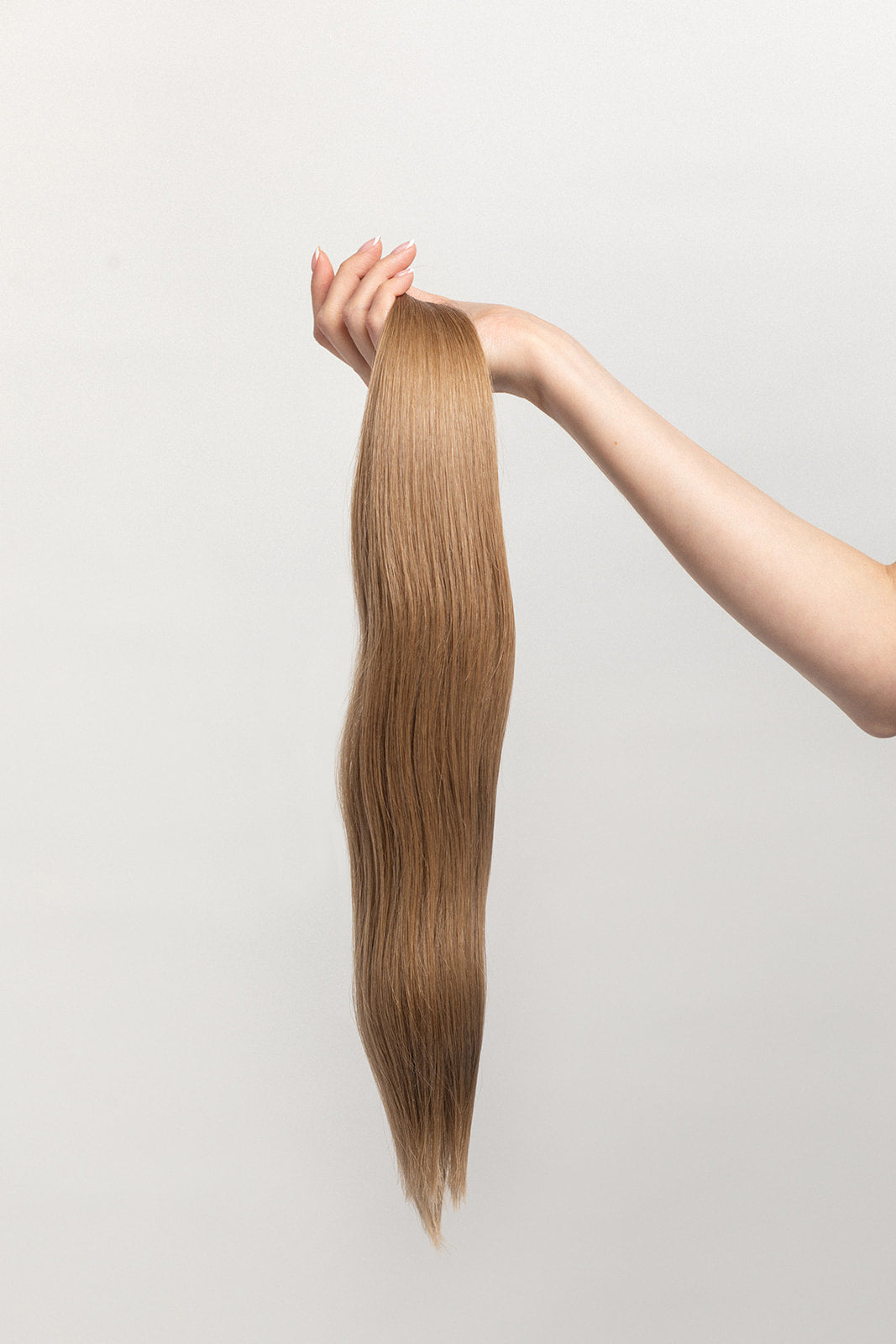 Smoked Topaz is our rooted, neutral brunette blend. Stylist lingo: Natural rooted level 6 blended into a natural/beige level 8 Harloc Tape-In Extensions are made from ethically sourced, premium, Remy Slavic Hair. These reusable hair extensions can be used to add length, volume, chemical-free colour, or to correct or enhance a haircut. Available in 16 beautiful shades. Combine multiple colours to create a custom colour blend and perfect match.