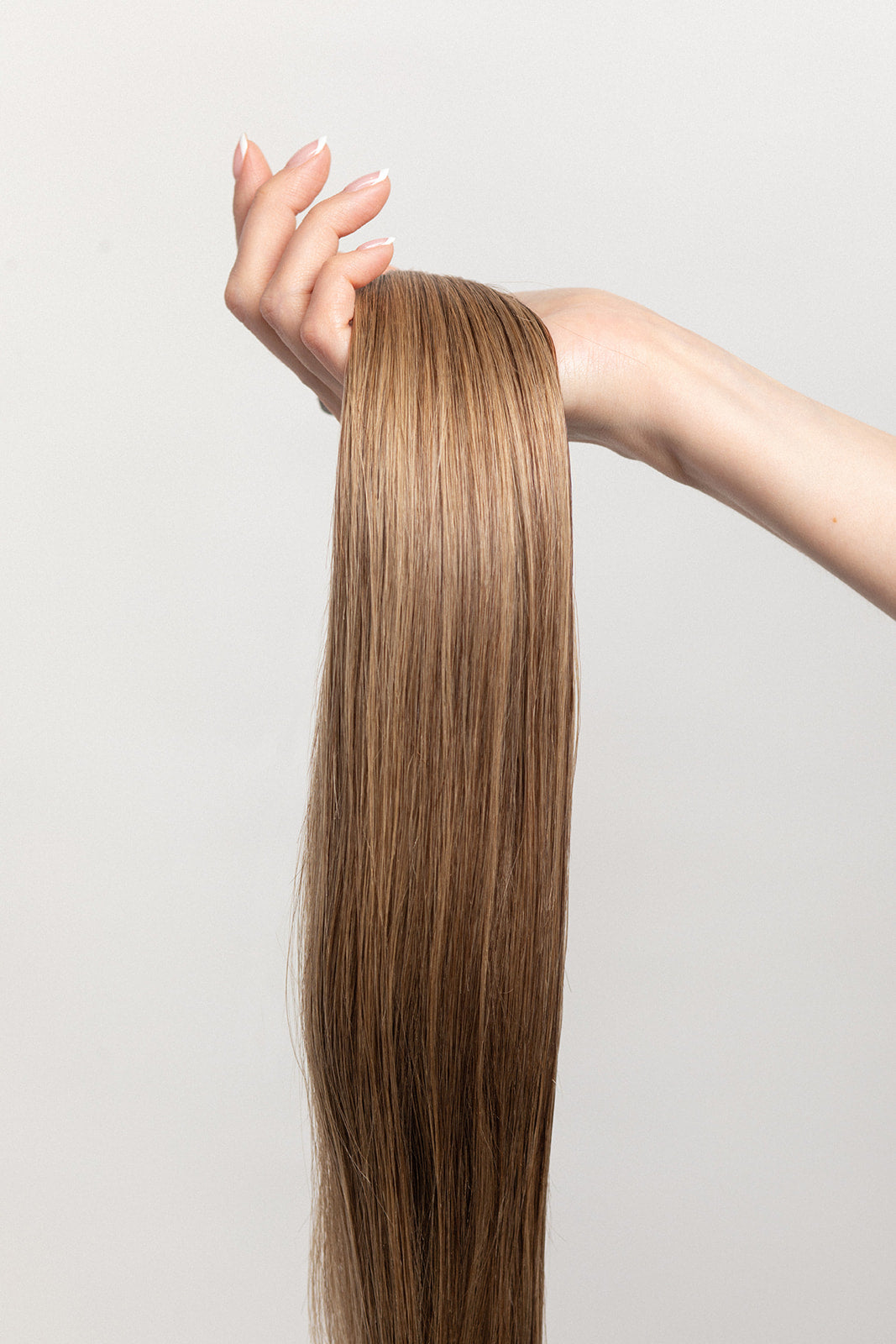 Spiced Suede is our flawless balayage brunette blend.  Stylist lingo: Natural rooted level 6 blended into natural/gold dimensional levels 6 & 9 Harloc Tape-In Extensions are made from ethically sourced, premium, Remy Slavic Hair. These reusable hair extensions can be used to add length, volume, chemical-free colour, or to correct or enhance a haircut. Available in 16 beautiful shades. Combine multiple colours to create a custom colour blend and perfect match.