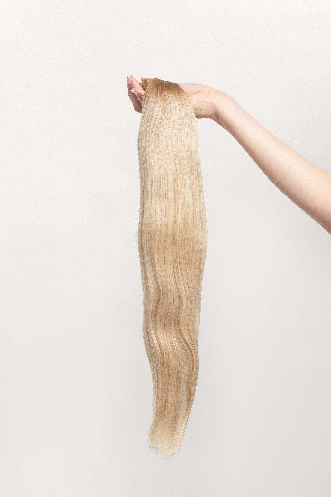 Soleil Sand is our golden blonde blend cascading from a Sand root.Stylist lingo: Natural rooted level 8 blended into natural/gold dimensional levels 8 & 10 Harloc Tape-In Extensions are made from ethically sourced, premium, Remy Slavic Hair. These reusable hair extensions can be used to add length, volume, chemical-free colour, or to correct or enhance a haircut. Available in 16 beautiful shades. Combine multiple colours to create a custom colour blend and perfect match.